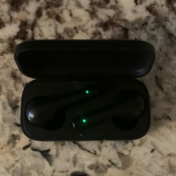 Black Wireless Earbuds w/ Charging USB - Picture 6 of 9